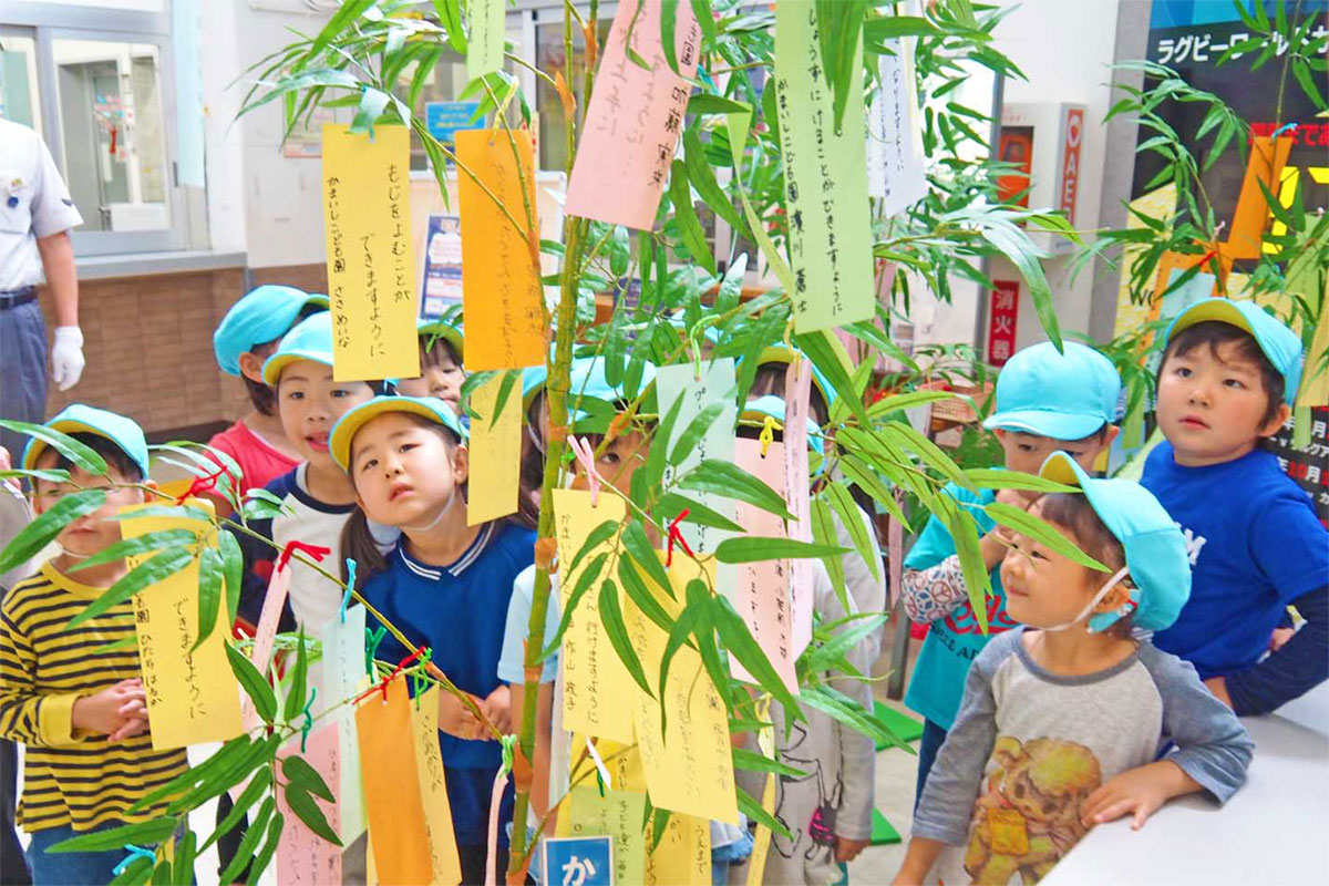 tanabata tanzaku children with pole